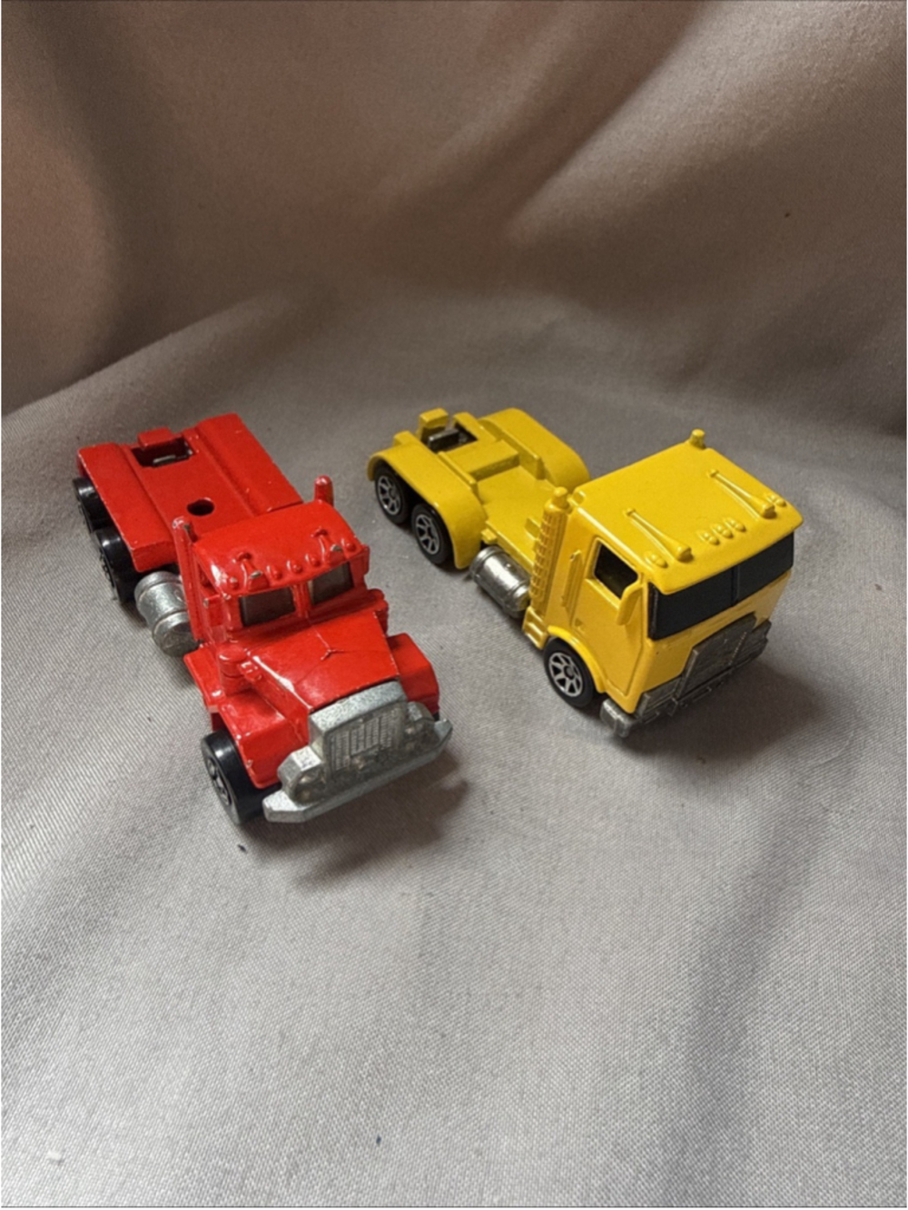 VINTAGE HOT WHEELS 1979 PETERBILT SEMI TRACTOR RED & HIGHWAY HAULER 1981 YELLOW